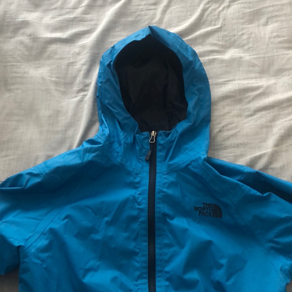 Northface rain jacket - medium & blue in color